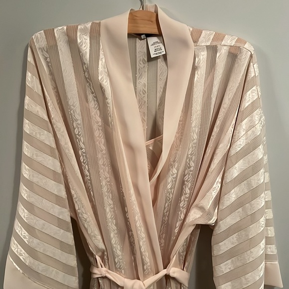 Beautiful robe and chemise - Picture 8 of 8